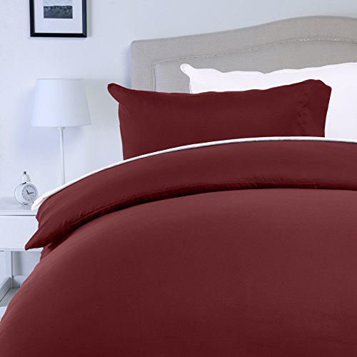 AmazonBasics - Juego de fundas de edredón y de almohada de microfibra, 200 x 200 cm + 2 fundas 50 x 80 cm - Burdeos